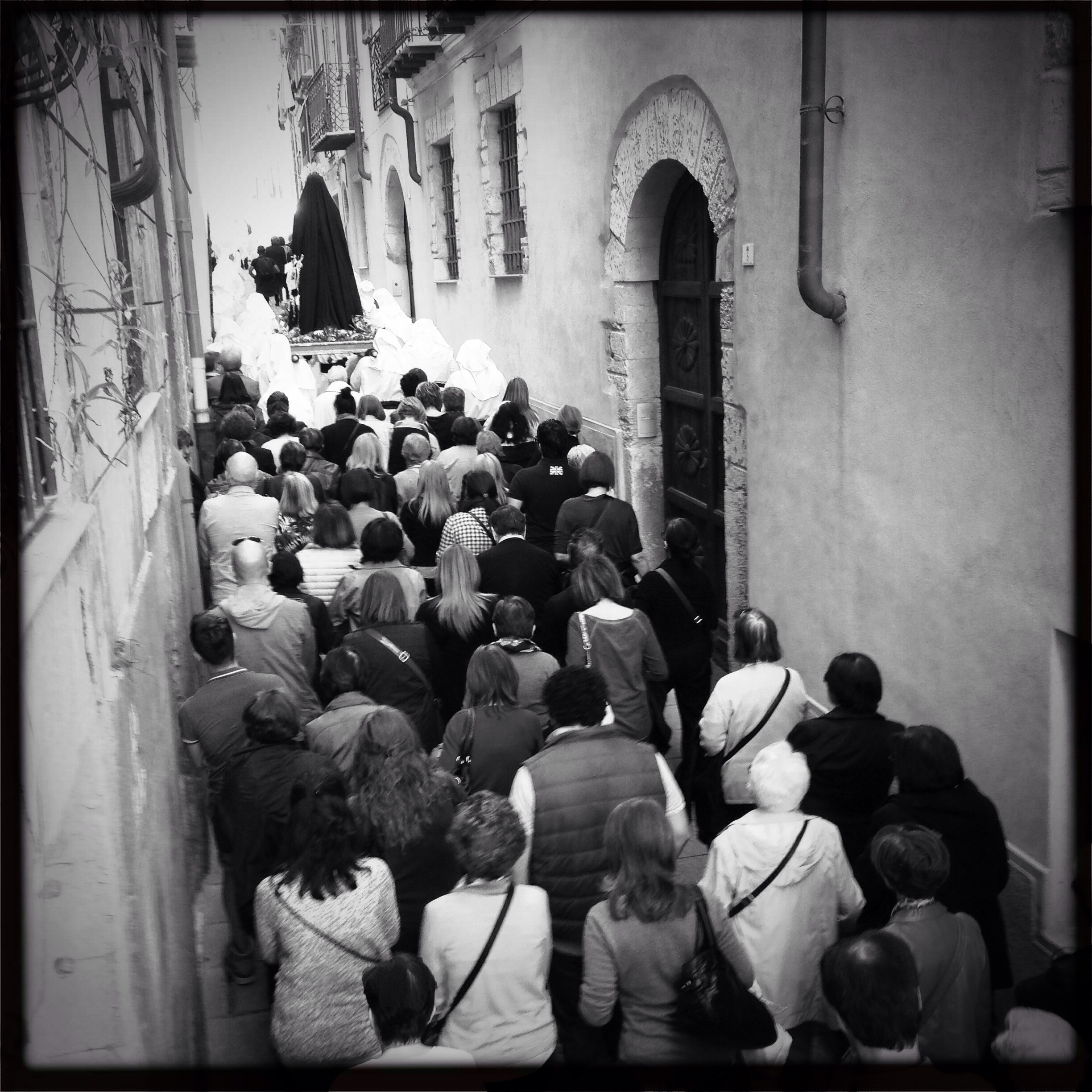 madonna e fedeli in processione